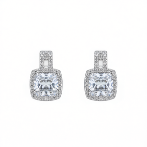 Orecchini a perno alla moda con base in rame placcato oro bianco, cristallo taglio quadrato e accenti di diamanti E1278 - Product Image 1