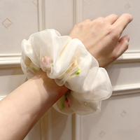 Vente en gros de chouchous pour cheveux en tulle floral élégant, à motif floral, très élastiques, pour mariages, fêtes et vacances