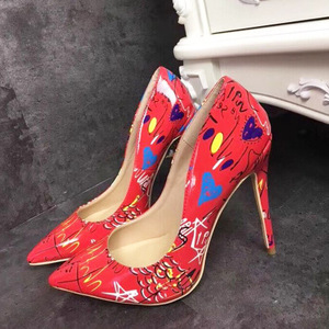 รองเท้าส้นสูงแฟชั่นผู้หญิง หัวแหลม ส้นเข็ม ลายกราฟฟิตี - Product Image 6
