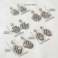 Pendientes de estilo occidental con diseño de tablero de ajedrez, regalos para ella, con incrustaciones de turquesa y botas, pendientes colgantes de esmalte blanco y negro