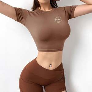 เสื้อครอปท็อปผู้หญิงไซส์ใหญ่ สไตล์ลำลอง ถักนิตติ้ง ขายส่ง รับทำโลโก้ เสื้อผ้าสตรีทแวร์ คุณภาพสูง ผ้าฝ้าย แต่งสีบล็อก ตัดต่อผ้าสีเหลือง - Product Image 2