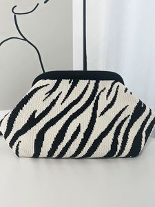 <span class=keywords><strong>กระเป๋า</strong></span>ผ้าถักโครเชต์เนื้อนิ่มสำหรับผู้หญิงกระเป๋าถือหรือกระเป๋าสะพายคาดลำตัวกระเป๋าคลัทช์รูปเกี๊ยวกระเป๋าเครื่องสำอาง<span class=keywords><strong>กระเป๋า</strong></span>แต่งหน้า - Product Image 5