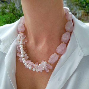 Collana Boho Estiva Moderna con Quarzo Rosa e Perle, Collana Statement a Più Fili con Quarzo Rosa e Perle per Donne - Product Image 4