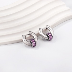Boucles d'oreilles créoles fines et légères en acier inoxydable plaqué or 18 carats pour femme, hypoallergéniques, tendance, en promotion - Product Image 5