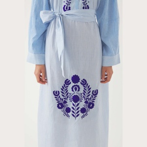 Nuevo Diseño Vestido Largo de Alta Calidad con Cintura Ajustable y Bordado Floral para Mujer, Vestido Maxi de Manga Larga con Rayas Azules de Inspiración Vintage - Product Image 4