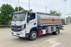Nuevo Camión Cisterna Dongfeng 4x2 Exportado a China, 10 Metros Cúbicos, 165 Caballos de Fuerza, Transportador de Líquidos Inflamables - Product Image 2