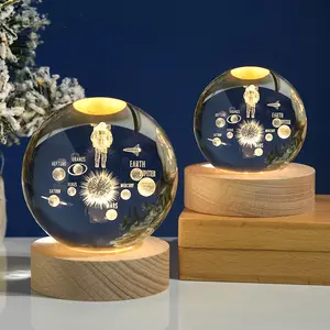 Venta al por mayor bola de cristal solar luz de noche lámpara de bola de cristal 3D con base LED de madera