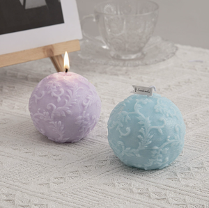 Bougie sphérique à motif de roses exquises, avec une teinte douce de lavande et une mèche en coton pur, pour une décoration de mariage romantique et un intérieur chaleureux - Product Image 2