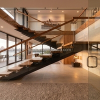 Escalier droit d'intérieur pour maisons, design élégant en acier carbone, poutre monobloc, marches en bois de chêne avec main courante en verre trempé