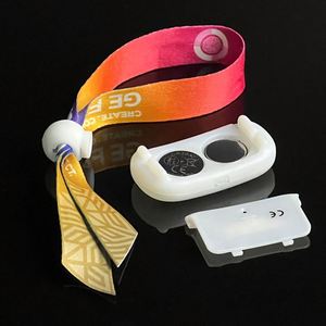 Bracelet moderne et confortable à LED lumineux, synchronisé avec la musique, en nylon et ABS, réglable, thème ROMANCE, imprimé en sérigraphie - Product Image 2