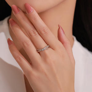 Un delicado conjunto de joyas en forma de corazón, elaborado en plata de ley S925, con un diseño dulce y único para un toque de ceremonia. - Product Image 2