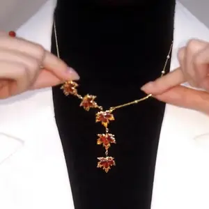 Tiktok Dây Chuyền Áo Len Giống Dây Chuyền Xương Đòn Vòng Cổ Nữ Lá Phong Đỏ Thời Trang Tinh Tế Zircon Pha Lê