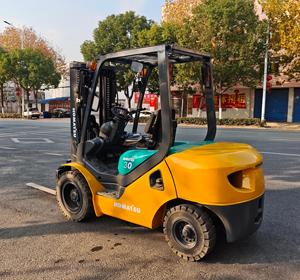 Montacargas Komatsu FD30 Usado de 3 Toneladas con Mástil de Dos Etapas, Motor Diésel Japonés, Desplazador Lateral Hidráulico y Neumáticos Sólidos - Product Image 5