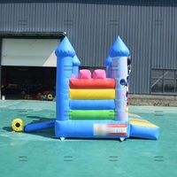 Château gonflable avec toboggan et zone de saut