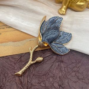 Spilla a forma di fiore di tulipano smaltato a goccia con alone tinto in stile medievale, emblema 3D retrò, semplice ed elegante, accessori per abbigliamento uomo e donna - Product Image 1