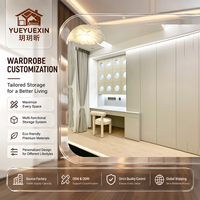 Armoire blanche sur mesure avec panneau ajouré à découpe circulaire et unité de coiffeuse intégrée pour projets de suites de chambre modernes
