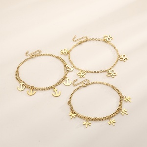 Bracelet de bijouterie fine en acier inoxydable plaqué or avec breloque papillon - Product Image 3