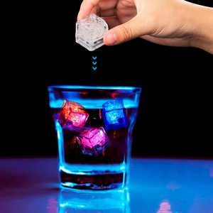 Vente chaude PS LED Ice Cube Cube Bar Flash Lent Rapide Changement Automatique Couleur pour Thanksgiving <span class=keywords><strong>Forme</strong></span> Carrée - Product Image 1