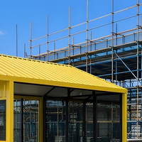 Maison conteneur jaune vif préfabriquée modulaire, mini-maison à toit en pente, maison d'appoint, studio pour jardin