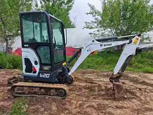 Mini-excavatrice sur chenilles d'occasion CAT E20 de 2 tonnes avec tarière, chenilles en caoutchouc, rotation de la benne à zéro déport - Product Image 2