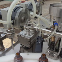 Ligne d'emballage automatique de machine d'étiquetage de bouchage de remplissage de petites bouteilles de colle adhésive