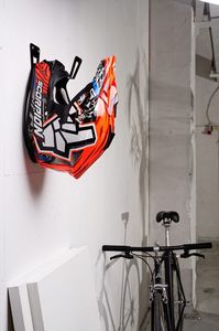 Suporte de capacete de metal fixado na parede, prateleira exibe chapéu do capacete - Product Image 4