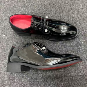 Zapatos de Cuero para Hombre con Suela Gruesa, Casuales, de Negocios, Negros Brillantes con Suela Roja - Ideales para Bodas y Eventos Formales - Product Image 4
