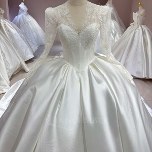 DW0189 Vestido de Novia Moderno con Cola de Capilla, Escote en V, Espalda con Cordones, Satén, con Flores y Cristales - Product Image 5