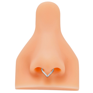 ASTM F136/G23 titanio forma de corazón simple lado exterior con bisagras Segmento de aro pendientes anillos tachuelas Piercing joyería para mujer - Product Image 4