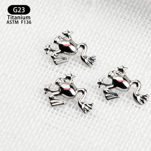 Boucles d'oreilles en alliage de titane en forme de grenouille G23 ASTM F136 de qualité médicale pour piercing d'oreille, de lèvre et clous d'oreille - Product Image 2