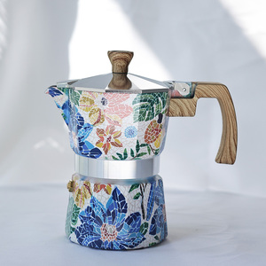 Logotipo personalizable Tamaño Moka Pot Aluminio Espresso Mokapot Calcomanía Mango de grano de madera Diseño clásico <span class=keywords><strong>Cafetera</strong></span> de <span class=keywords><strong>metal</strong></span> portátil - Product Image 1