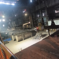 Grue à conteneurs de type SC de 40 à 160 tonnes avec une hauteur de levage de 16 m, une portée de 19,5 m et une puissance de 307 kW pour les applications sidérurgiques et métallurgiques