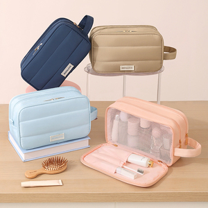 Sac de voyage portable pour maquillage et articles de toilette, résistant à l'eau, à trois couches, avec double fermeture éclair et poignée souple, personnalisable - Product Image 1