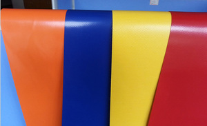 Buen <span class=keywords><strong>precio</strong></span> 650gsm Pvc recubierto <span class=keywords><strong>impermeable</strong></span> resistente tela <span class=keywords><strong>lona</strong></span> toldo rollo Tarpoline Material rollo - Product Image 6