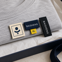 Fabricante de Etiquetas OEM con Etiquetas Tejidas Jacquard Gráficas Suaves, Lavables, de Alta Tenacidad, de Poliéster Reciclado para Sudaderas con Capucha para Hombre