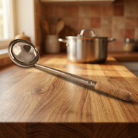 Louche à soupe à long manche avec poignée en bois, finition miroir, cuillère de service au design minimaliste