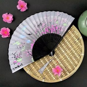 Éventail pliant élégant en bambou blanc avec dentelle, fait main, décorations sculptées vintage et peintures, idéal pour les cadeaux promotionnels d'entreprise - Product Image 6
