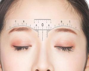 Plantilla desechable de PVC impermeable para medir y diseñar cejas, ideal para microblading y PMU - Product Image 6