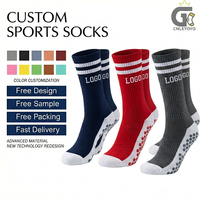 Chaussettes de football personnalisées en coton peigné tricoté avec soutien de la voûte plantaire et points antidérapants en silicone, respirantes, pour le sport (OEM/ODM)