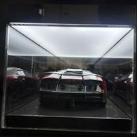 YUELI Caja de exhibición de acrílico de alta transparencia personalizada para modelos de coches, con guías de tarjetas de submontaje ensambladas y superficie pulida transpirable