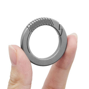 Porte-clés multifonctionnel en titane Porte-clés utilitaire à mousqueton EDC Accessoires de voiture Mini porte-clés de voiture - Product Image 6