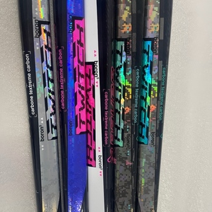 Los palos de hockey sobre hielo de fibra de carbono personalizados de alta calidad son duraderos y ligeros, adecuados para uso en exteriores en escuelas - Product Image 5