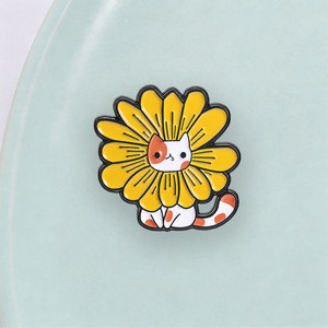 Épinglette en émail personnalisée Chat Tournesol, Badge Métallique Animal Mignon, Épinglette de Col Tournesol, Bijou Créatif, Cadeau pour Elle - Product Image 3