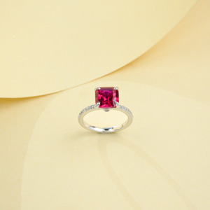 Anillo de rubí de sangre de paloma creado en laboratorio, corte radiante, plata de ley 925, micro pavé, piedras laterales, anillo de compromiso para mujer - Product Image 2