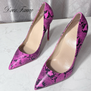 Chaussures à talons hauts sexy Doris Fanny pour femme, escarpins violets imprimé serpent à enfiler pour l'automne et la saison des fêtes - Product Image 5