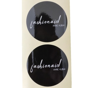 Étiquette adhésive ronde noire pour bouteille avec impression personnalisée brillante du logo - Product Image 2