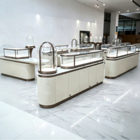 Vitrine de présentation de bijoux de luxe moderne avec dessus en verre trempé, vitrine arquée incurvée, éclairage LED et construction robuste
