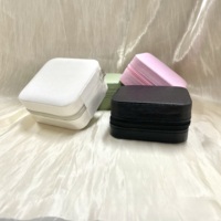 La boîte à bijoux carrée et élégante avec fermeture éclair possède des compartiments séparés pour le rangement à l'intérieur.