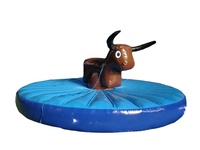 Le taureau de terrain de jeu extérieur drôle monte la machine mécanique gonflable de tauromachie, taureau plein d'entrain gonflable