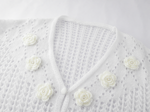 <span class=keywords><strong>Cardigan</strong></span> court blanc pour <span class=keywords><strong>femme</strong></span> avec embellissements floraux 3D - Tricot <span class=keywords><strong>ajouré</strong></span> col en V - Product Image 3